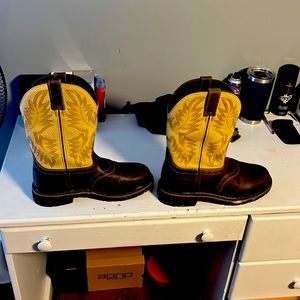 Men’s work boots color is brown brand new worn one time